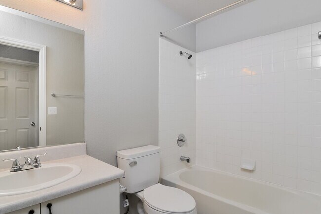 Building Photo - 403 Royal Greens Dr