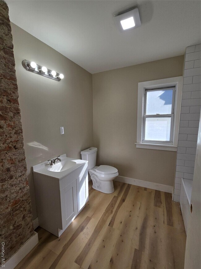 Building Photo - 25 Roosevelt Ave