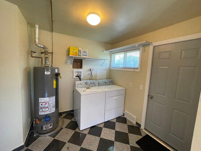 Building Photo - 11 Shagbark Rd