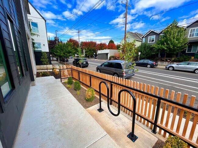 Building Photo - Stunning Modern Townhome-Style Unit with Washer/Dryer Included, A/C!