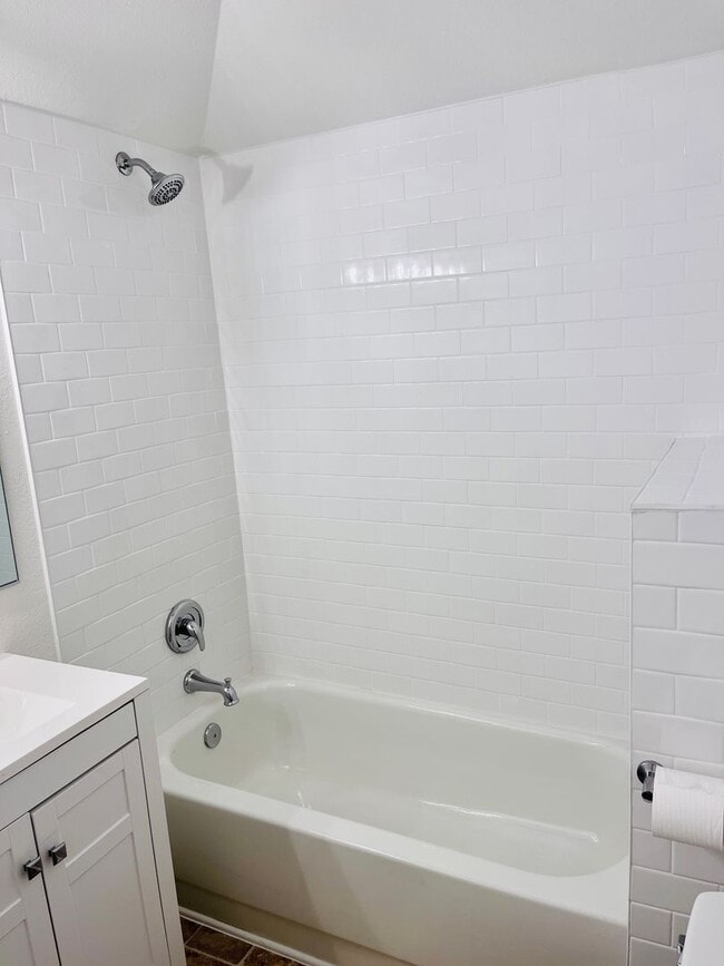 Building Photo - Large renovated 2 bedroom apartment in the heart of Stayton.  Don't miss this opportunity!