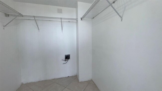 Building Photo - 4222 Inverrary Blvd