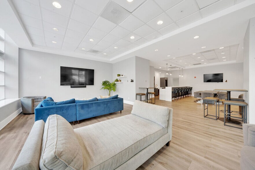 Primary Photo - 545 N Dearborn St