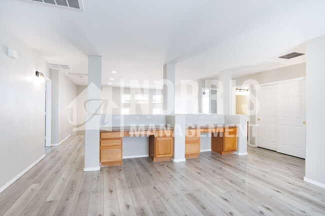 Building Photo - 1553 E Alba Dr