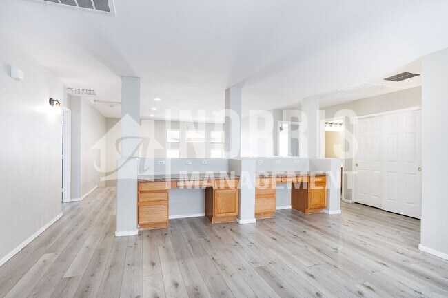 Building Photo - Beautiful Large Home w/A Pool