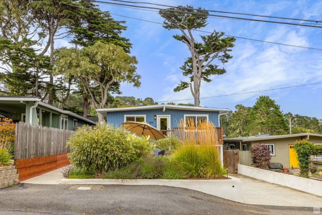 Building Photo - Pacific Grove 3 Bedroom Gem