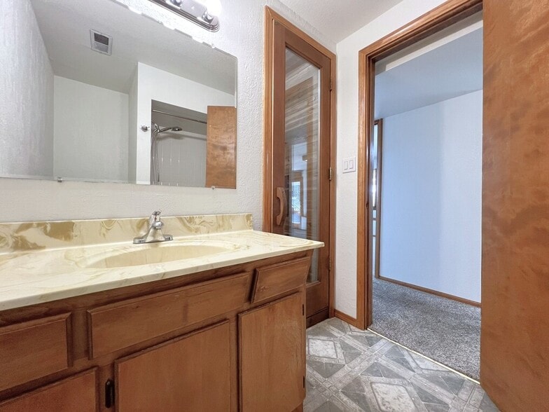 Building Photo - 2909 N Hillway Dr