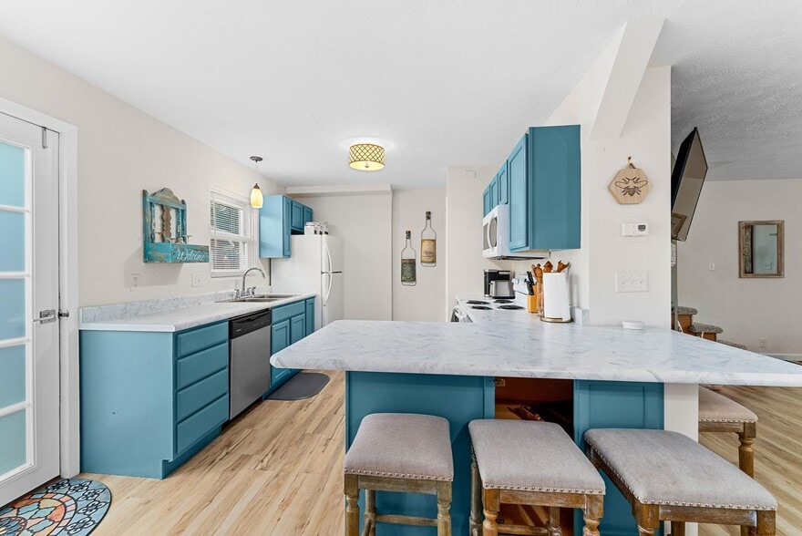 Building Photo - 1304 E Sylvan Cir