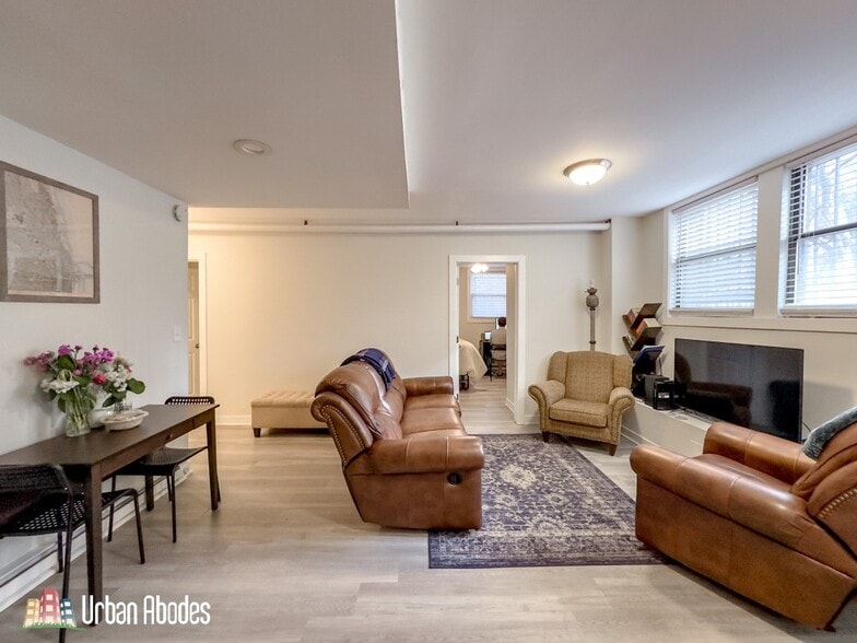 Building Photo - 730 W Roscoe St