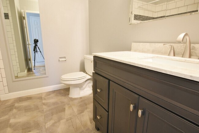 Building Photo - Beautiful 3 Bedroom 2.5 Bath End Unit Town...