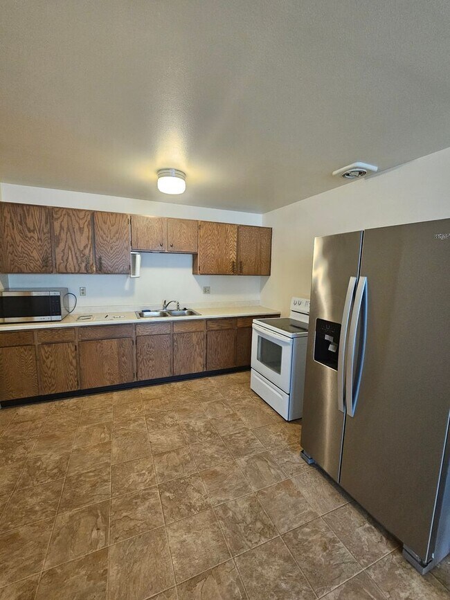 Building Photo - Updated 2 bedroom/1 bathroom apartment wit...