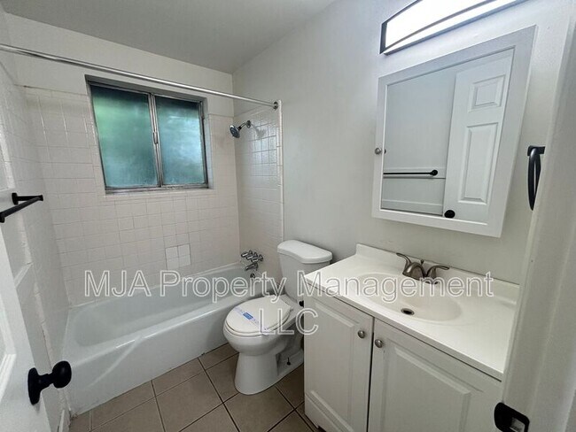 Building Photo - 2564 S 8th E