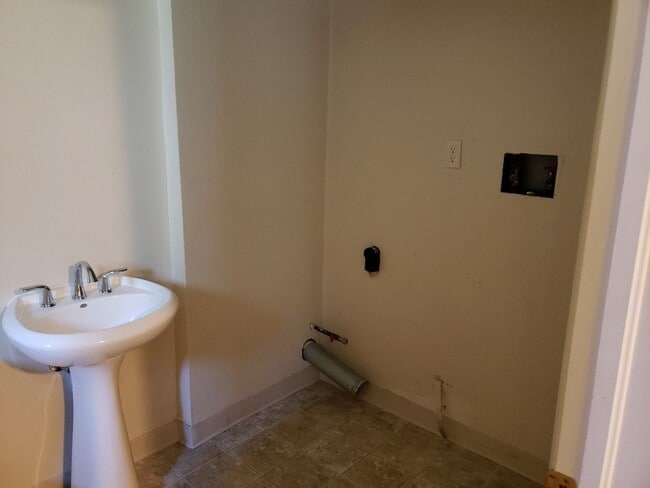 Building Photo - Nice 4 bedroom, 2 bath split level home