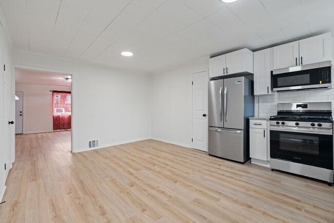 Building Photo - 2 bed 1 bath - all updated, central air, laundry, great location