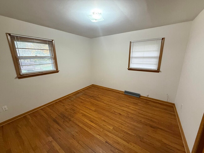 Building Photo - 2102 Woodlea Dr