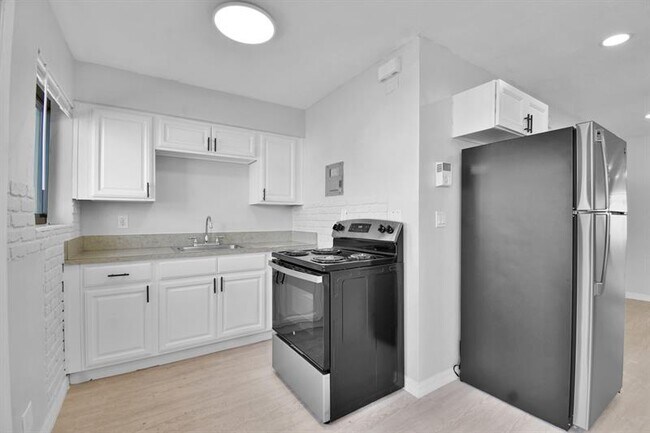 Building Photo - 6101 NW 9th Ct