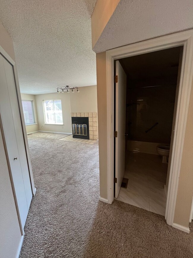 Building Photo - 2bd/2bath Condo, A Boulder Gem with recent...