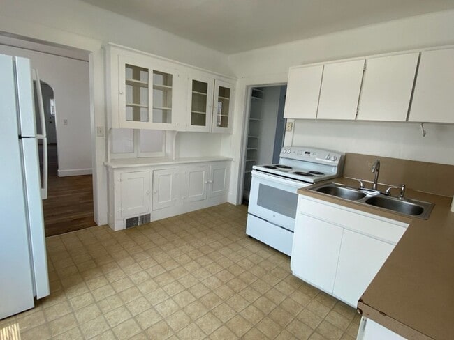 Building Photo - Charming 3 bed/1 bath home!