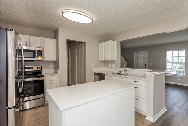 Building Photo - 9809 Holly Park Dr