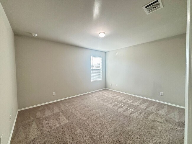 Building Photo - 4-bed 2-bath home in Alamo Ranch Area