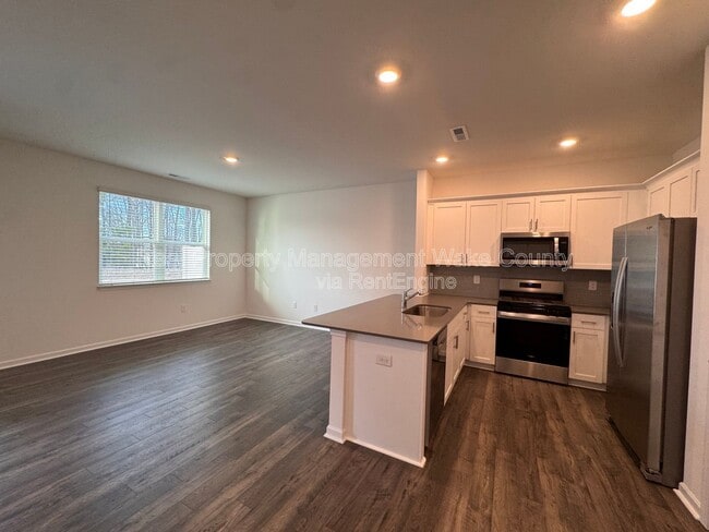 Building Photo - 407 Belgian Red Wy