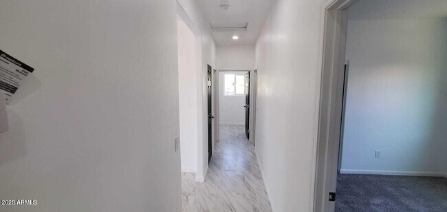 Building Photo - 545 W Ocotillo St