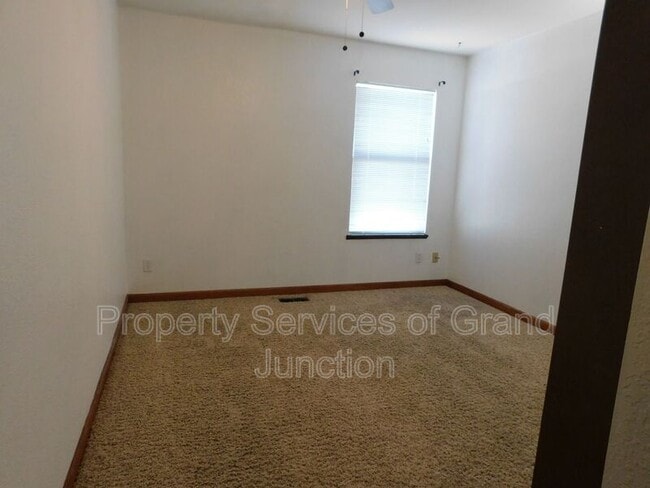 Building Photo - 2338 1/2 Rattlesnake Court