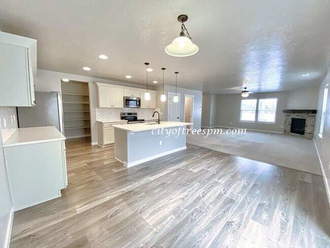 Building Photo - Beautiful Home in Quiet Neighborhood