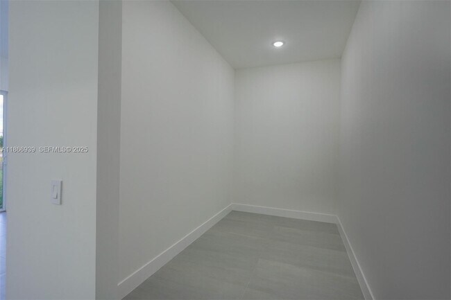 Building Photo - 5 SW 26th Pl