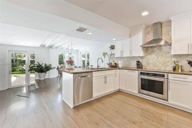 Building Photo - 9240 SW 69th Ct