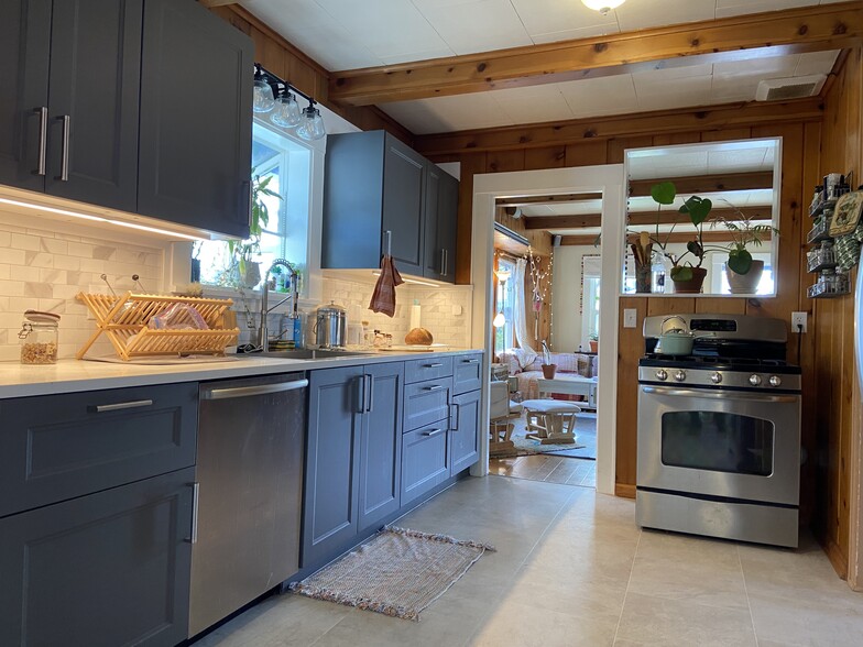 Kitchen - 6814 North Boston Avenue