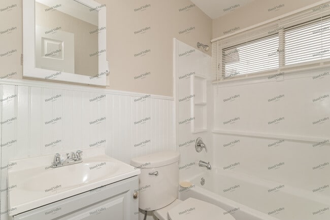 Building Photo - 6827 Woodhurst Dr