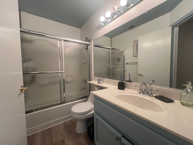 Building Photo - Wonderful 4 Bedroom Home Near Parks With Shopping Nearby!