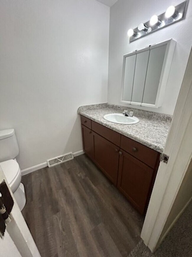 Building Photo - Three bed, one bath