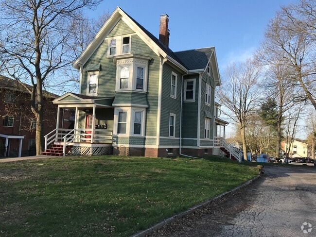 Building Photo - 131 Pleasant St