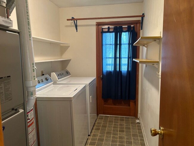 Building Photo - Very spacious 4 bedroom, 2 bath home in Kickapoo Schools! This will go fast!