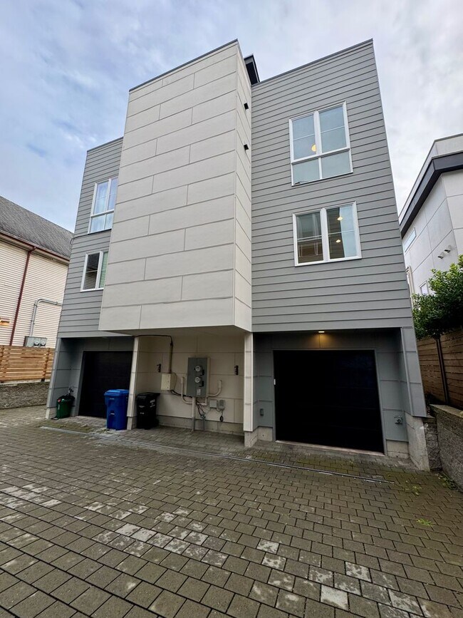 Building Photo - Ballard Townhome