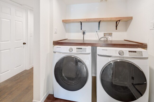 Building Photo - THREE BEDROOM / TWO BATH HOME IN NICE NEIG...