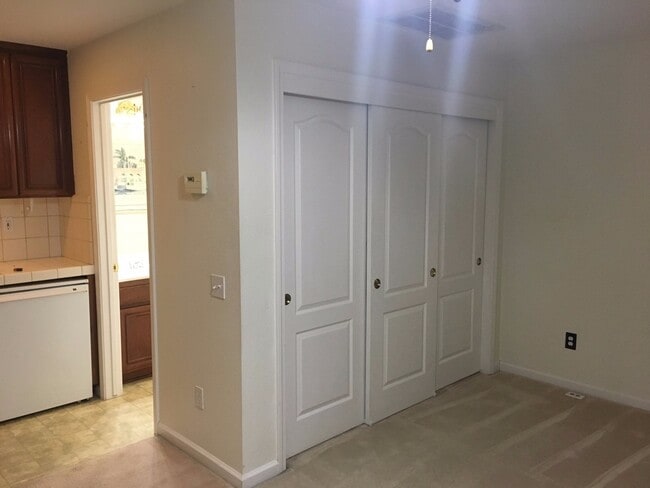 Building Photo - Rare Studio in North Turlock