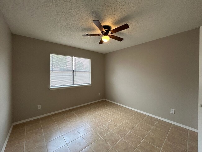 Building Photo - Minutes from Downtown Rogers – 2 Bed Apart...