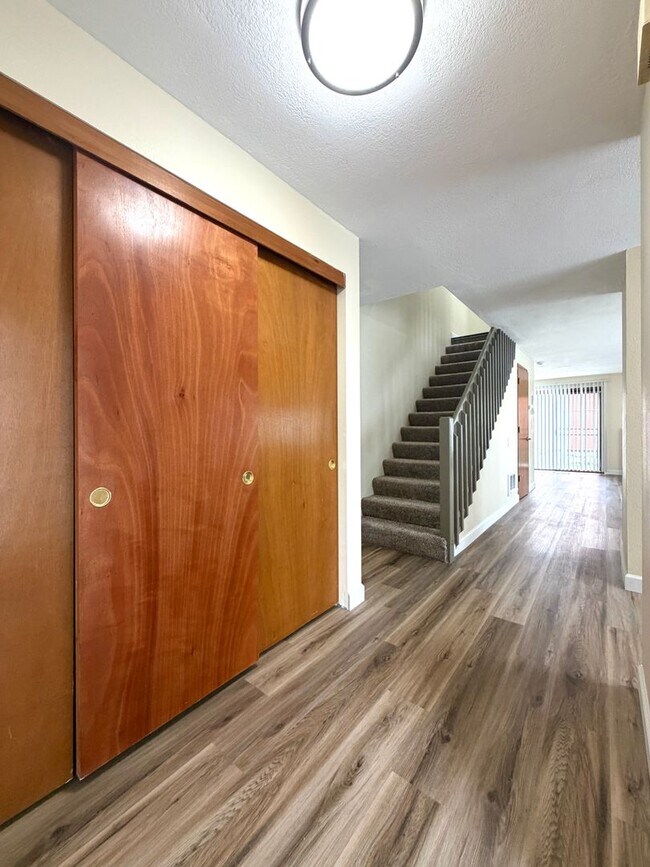 Building Photo - **$1000 DEPOSIT + FREE FIRST MONTH'S RENT** 3 Bed 1.5 Bath Townhouse In Garden Home~ A/C~ Wood Bu...
