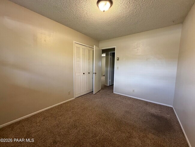 Building Photo - 366 W Tamarack Ln