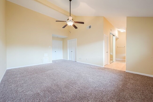 Building Photo - 2039 Shorewood Ln
