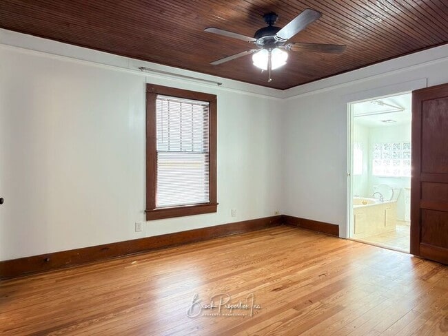 Building Photo - 1613 E Blount St