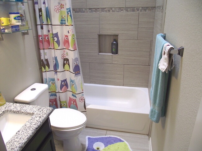 Building Photo - Northeast El Paso 3bed, 2 bath REFRIG A/C ...