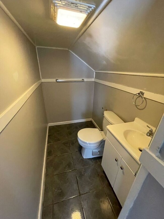 Building Photo - Charming 3 bedroom, 1.5 bathroom home in I...