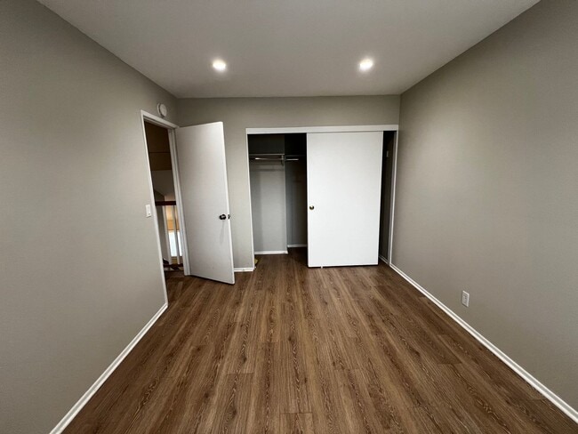 Building Photo - 2 Bedroom 1.5 Bath Townhouse Condo for Rent in the Heart of Monrovia