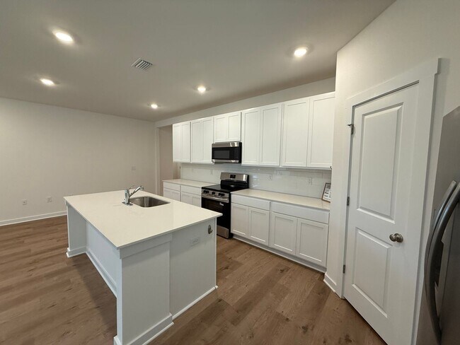 Building Photo - Free Wi-Fi for the first year! 4 Bed/2 Bat...