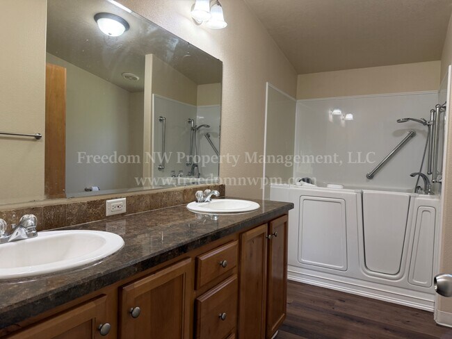 Building Photo - 1411 SE Fireweed Rd