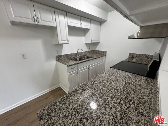 Building Photo - 13562 Vanowen St